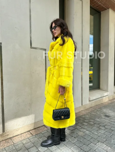 Шуба из меха норки в лимонном цвете - фото 4