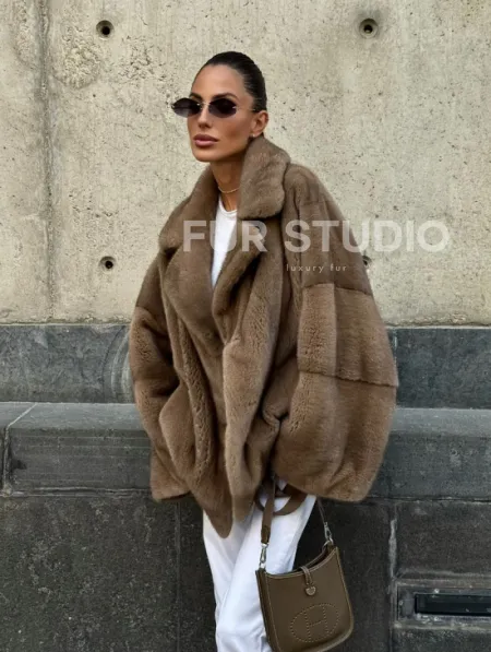 Норковый полушубок в пастельном оттенке - фото 7