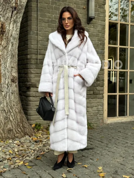 Белая норковая шуба с капюшоном - фото 8