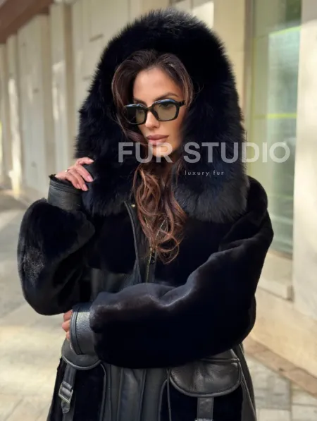 Черная дубленка с капюшоном - фото 2