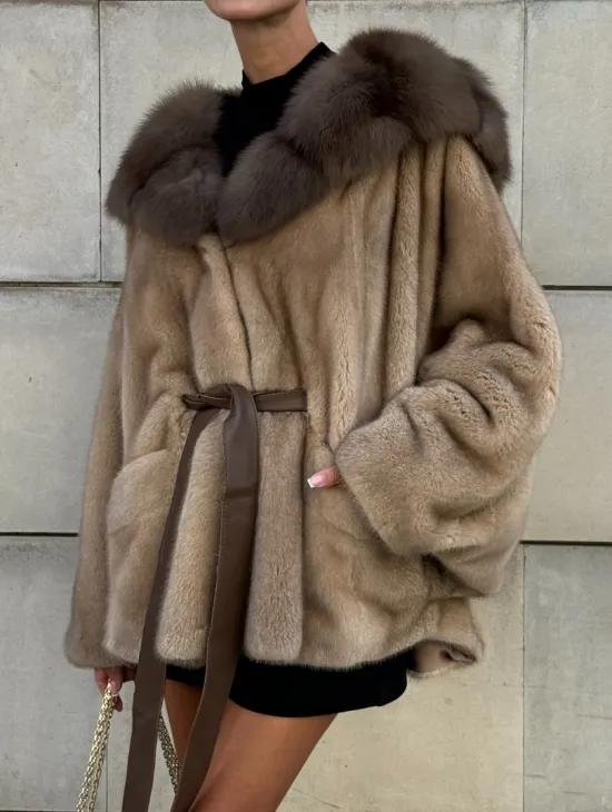 Шуба из аукционного меха норки NAFA MINK с капюшоном из куницы - фото 4