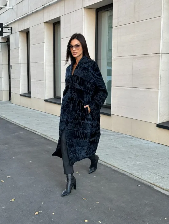 Пальто из меха каракуля с V-образным воротником, цвет Indigo Blue - фото 11