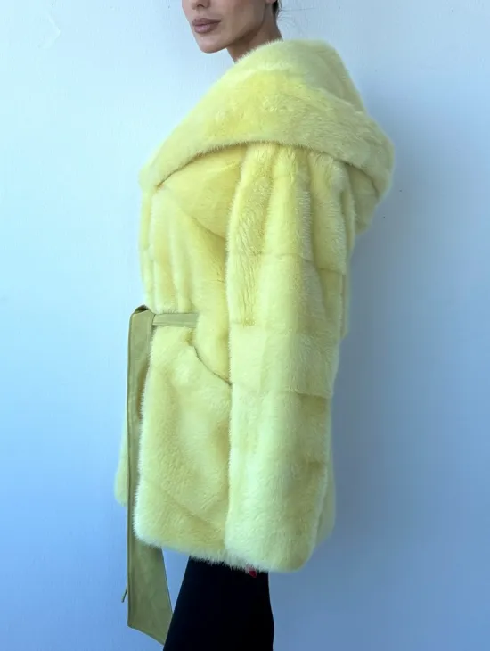 Полушубок кимоно из аукционной норки с капюшоном в нежно-желтом  цвете - фото 2