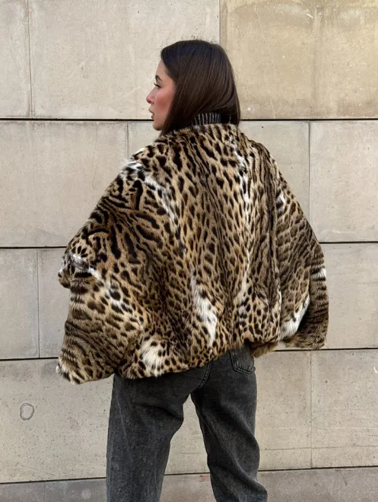 Женское манто из меха оцелота с потайным поясом - модель «Летучая мышь» - фото 6