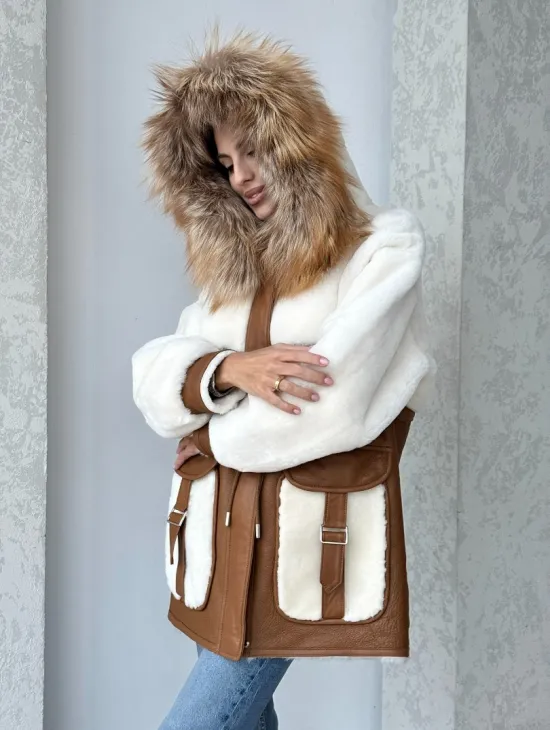 Модная натуральная дубленка из овчины, капюшон с отделкой из меха лисы - фото 10