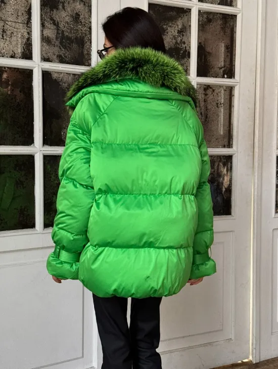 Стильный женский пуховик с мехом чернобурки в цвете изумруд - фото 4