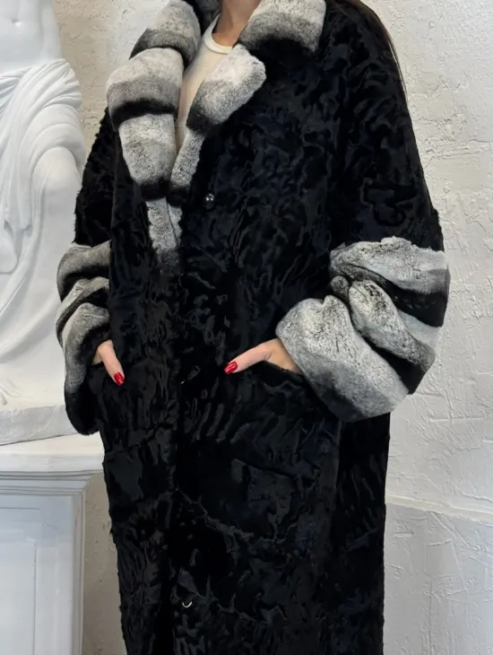 Шуба из меха афганского каракуля с отделкой из щипаной норки под шиншиллу - фото 1