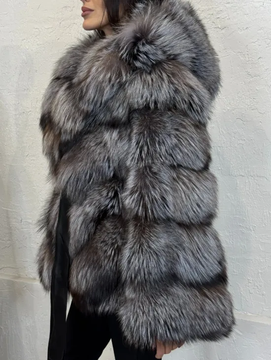 Полушубок с капюшоном из натурального меха лисы чернобурки с поясом - фото 2