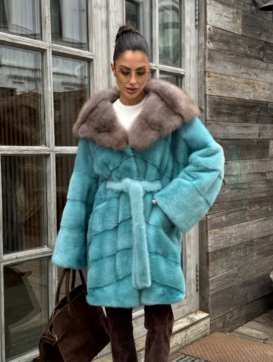 Шуба из аукционной норки средней длины с капюшоном из куницы - фото 9