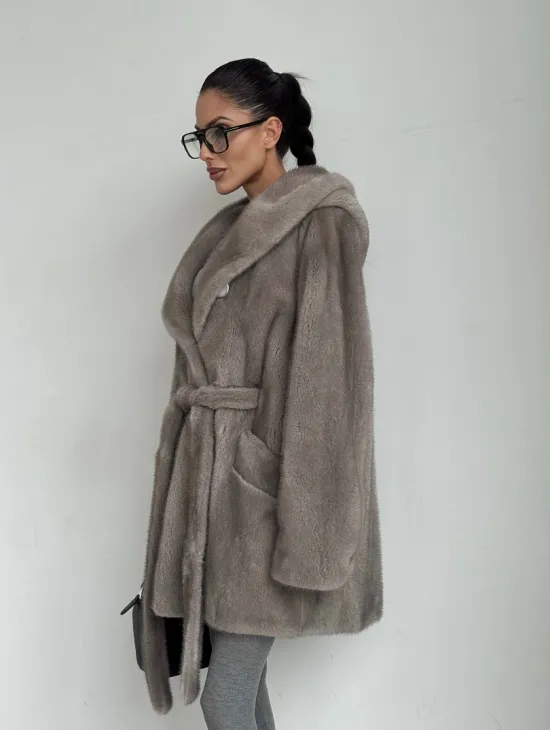 Полушубок женский из натурального меха норки с капюшоном под пояс - фото 10