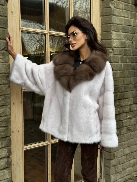 Короткая белая шубка с воротником из натуральной куницы - фото 11