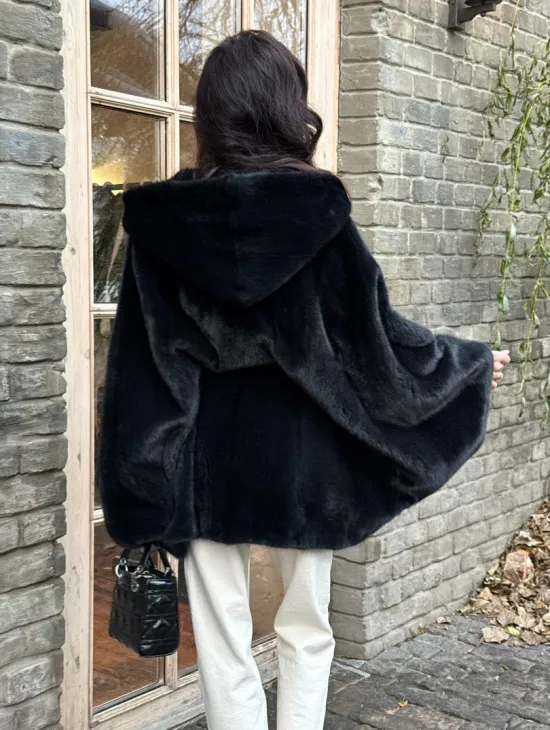 Меховое пончо из скандинавской норки с капюшоном - черный изумруд - фото 7