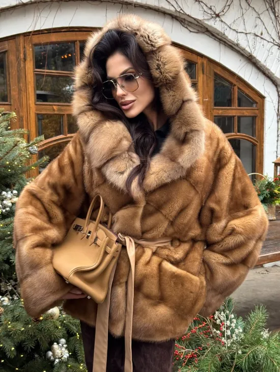 Норковое пончо-шуба в цвете золото с меховым капюшоном из куницы - фото 6