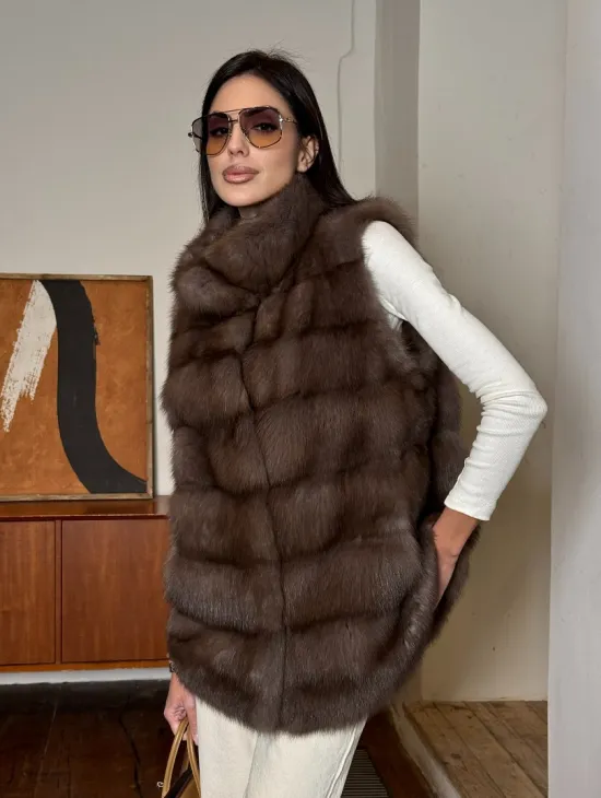 Жилет из меха куницы в цвете Truffle стойка воротник - фото 10