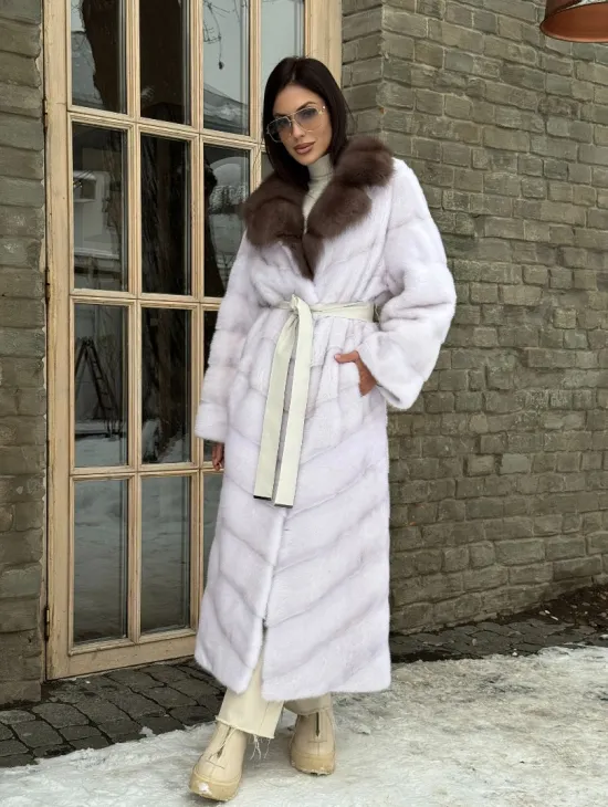 Длинная прямая норковая шуба с воротником из меха куницы цвет паломино - фото 11