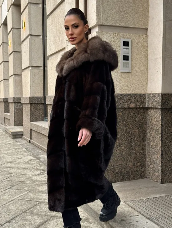 Удлиненная норковая шуба с капюшоном куница, цвет горький шоколад - фото 7