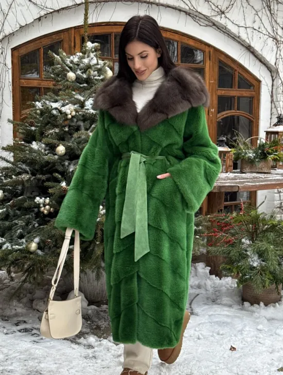 Шуба зеленого цвета с капюшоном из меха куницы - фото 9