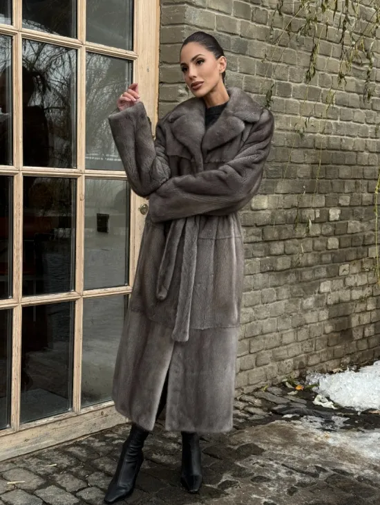 Прямая норковая шуба Luxury Line с меховым поясом и шлицами по бокам - фото 9