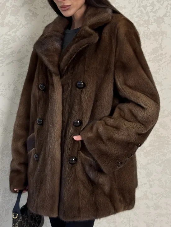 Шикарный норковый жакет с английским воротником и накладными карманами в цвете соболь - фото 1