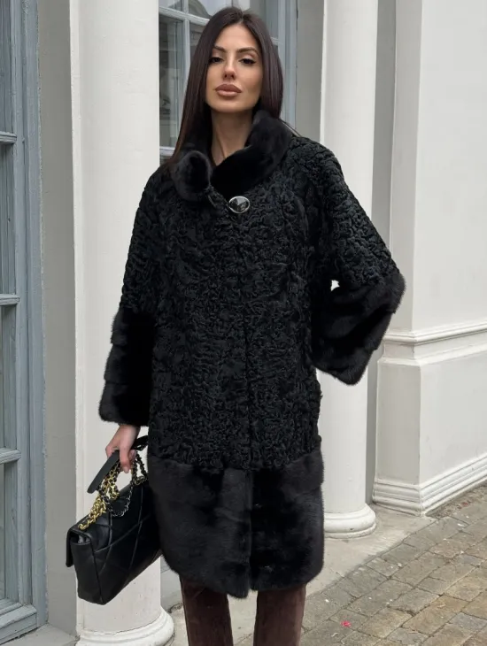 Черная шуба из меха каракульчи с отделкой из меха норки - фото 5