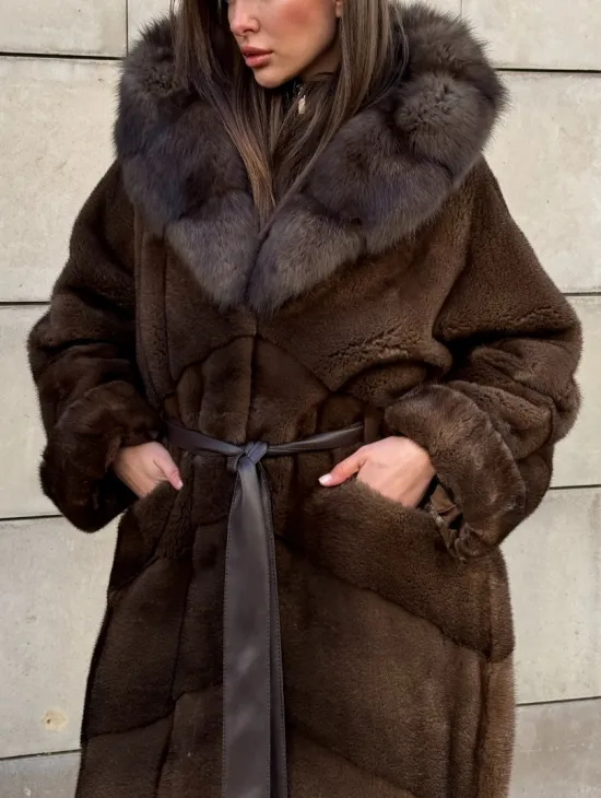 Шуба из плюшевой норки Velvet с капюшоном из меха куницы, средней длины - фото 1
