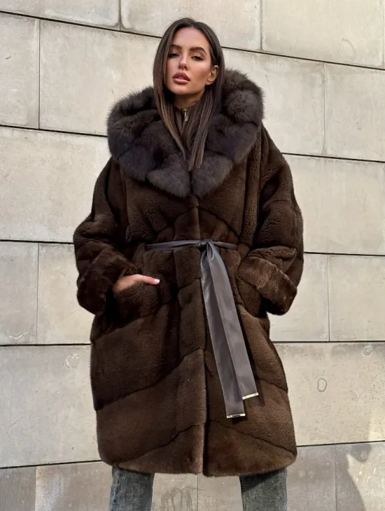 Шуба из плюшевой норки Velvet с капюшоном из меха куницы, средней длины - фото 6