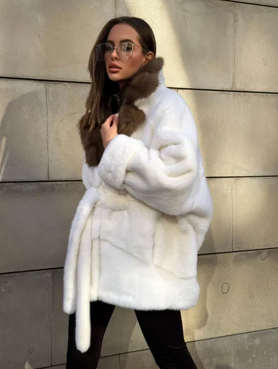 Белоснежная норковая шуба в стиле оверсайз с воротником из меха куницы - фото 6