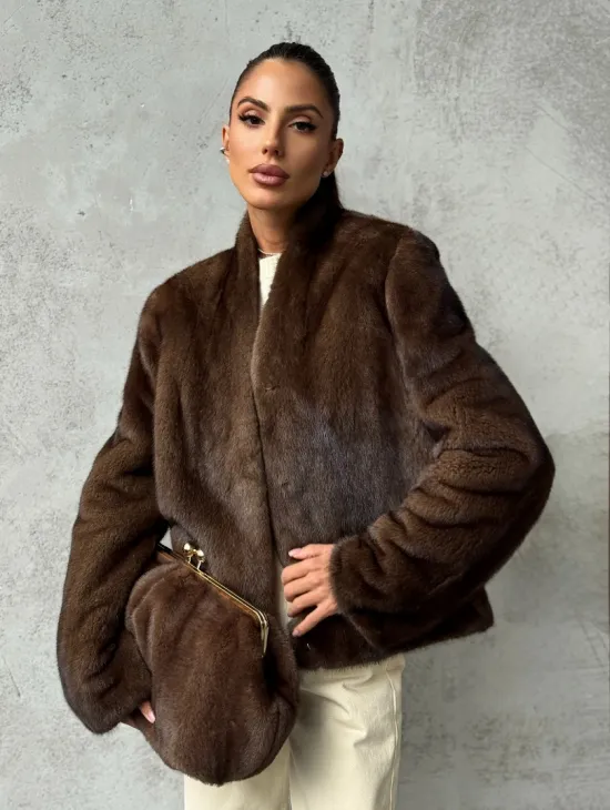 Меховой кроп - жакет из норки цвета соболь с V-образным воротником - фото 9