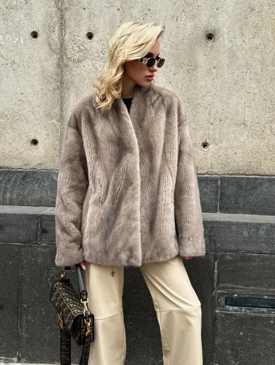 Женское короткое полупальто из меха норки с V-образным воротником - фото 0