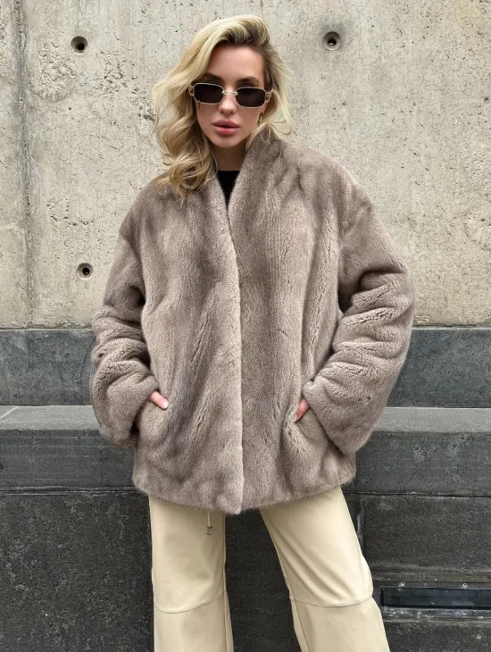 Женское короткое полупальто из меха норки с V-образным воротником - фото 2