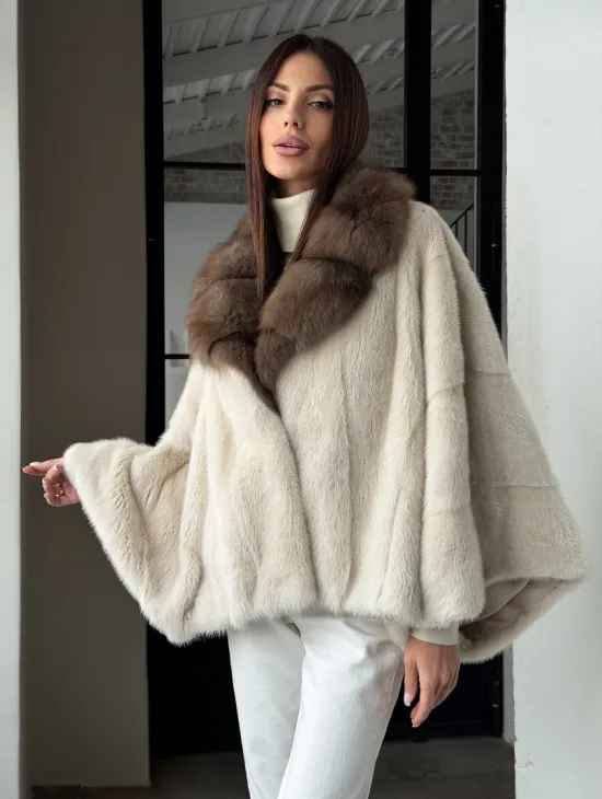 Светлое норковое пончо с воротником из куницы - фото 14