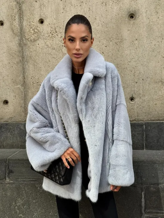 Элегантный полушубок из скандинавской норки небесно-голубого оттенка - фото 9