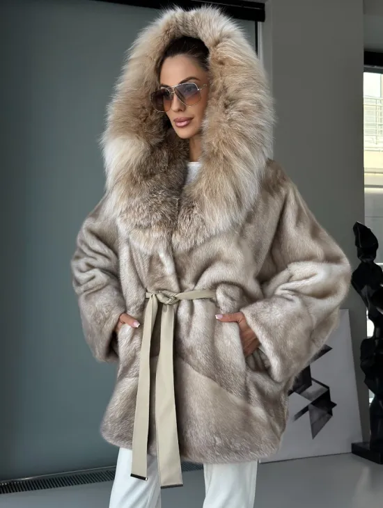 Шуба летучая мышь из норки Ivory с капюшоном из меха рыси - фото 10