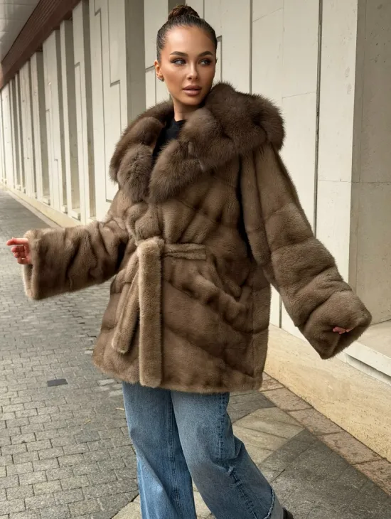 Полушубок норковый с капюшоном из меха куницы - фото 5