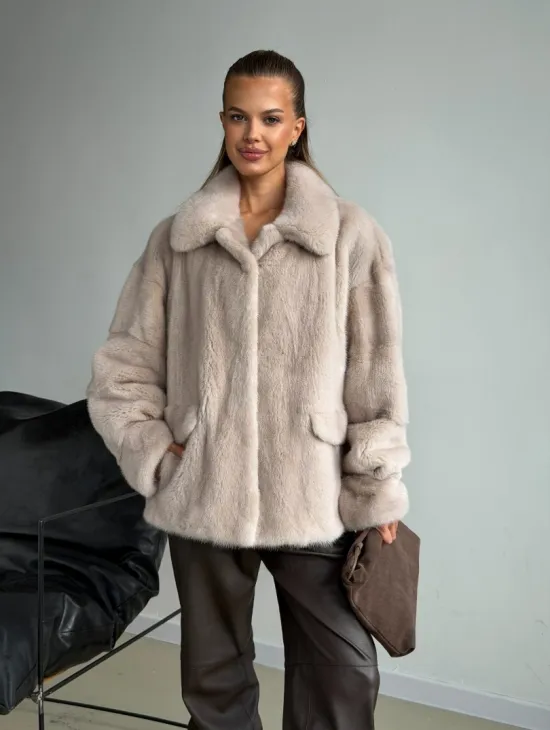 Короткая норковая шуба в цвете нюд - фото 9