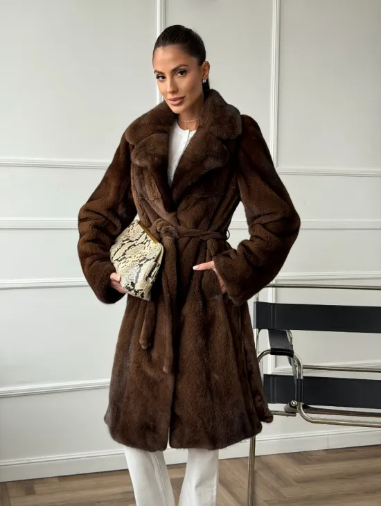 Норковая шуба средней длины со шлицами по бокам - фото 10