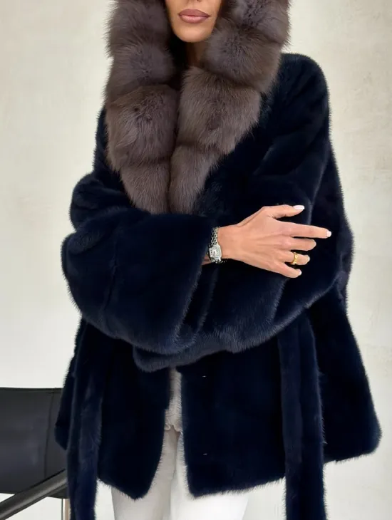 Норковый полушубок синего цвета с капюшоном куница - фото 2
