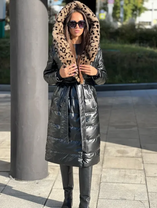 Пуховик с отделкой из меха аукционной норки в анималистическом стиле - фото 2