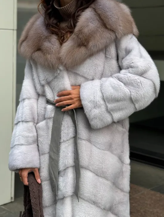 Шуба норковая серо-голубого цвета с капюшоном из куницы - фото 1