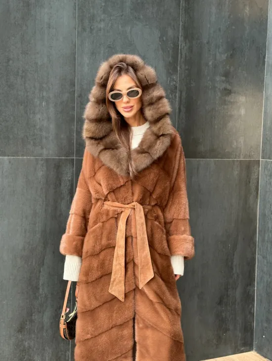 Удлиненная норковая шуба с капюшоном из куницы - цвет медный - фото 5