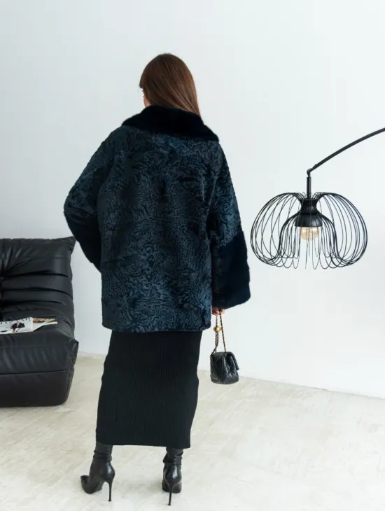 Полушубок из каракульчи свободного кроя с отделкой из меха норки - цвет темно-синий - фото 4