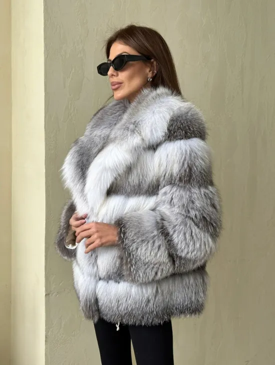 Шуба из меха арктической лисы - фото 1