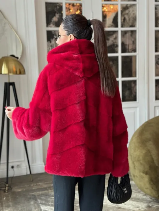 Красная короткая шуба из меха норки с капюшоном, паркет - фото 3