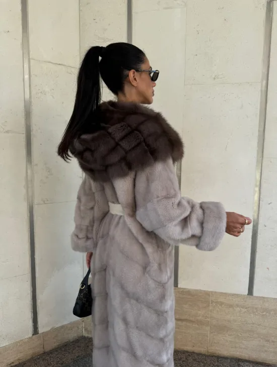 Шуба норковая с капюшоном из меха куницы в цвете нюд - фото 7