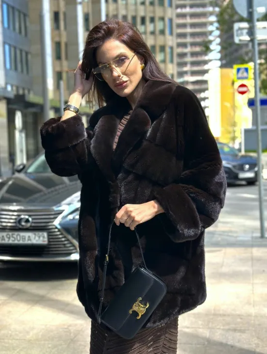 Укороченная норковая шуба в цвете шоколад - фото 4