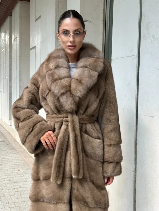 Шуба норковая с воротником из меха куницы в цвете пастель - фото 3