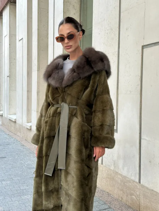 Норковая шуба зеленого цвета с капюшоном из меха куницы - фото 2