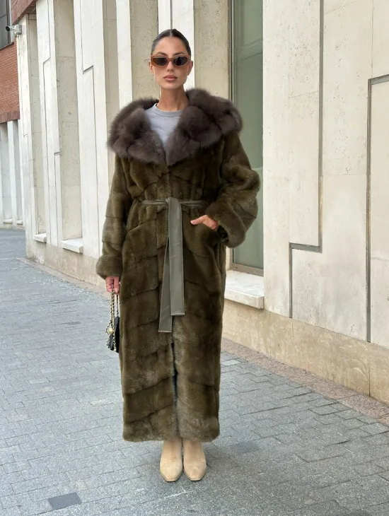 Норковая шуба зеленого цвета с капюшоном из меха куницы - фото 11